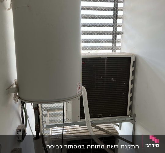 רשת מתכת מותקנת למניעת כניסת יונים למרפסת